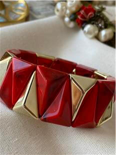 Gold Üçgen Plaka Detaylı Kırmızı Geniş Esnek Bileklik