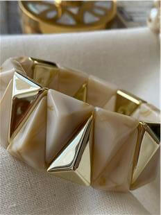 Gold Üçgen Plaka Detaylı Krem Geniş Esnek Bileklik