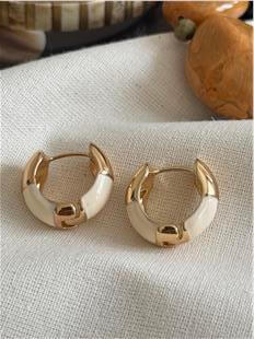 Krem Hatlı Bombe Halka Küpe