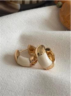 Krem Hatlı Bombe Halka Küpe