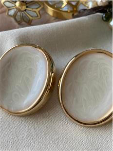 Krem Mineli Büyük Düğme Küpe