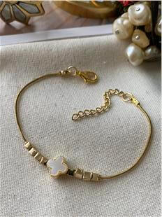 Küp Detaylı Beyaz Cleef Bileklik