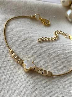 Küp Detaylı Beyaz Cleef Bileklik