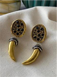 Marka Model Siyah Taşlı Boynuz Küpe