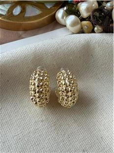 Noktalı C Model Küpe