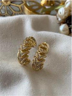 Özel Seri 14K Taşlı V Desen C Model Küpe