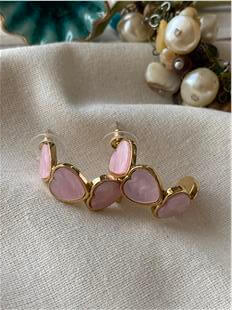 Pembe Renkli Sıralı Kalpler Küpe