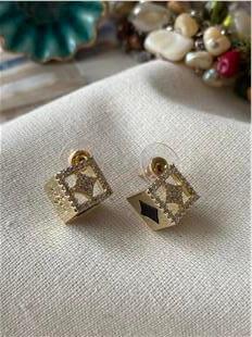 Siyah Karo Baskılı Küp Küpe