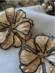 Siyah Mineli Metal Çiçek Küpe