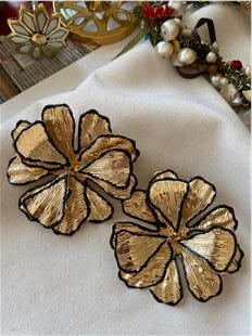 Siyah Mineli Metal Çiçek Küpe