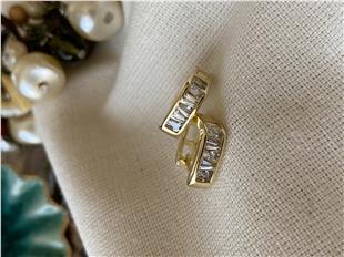 Taşlı Oval Kıkırdak Küpe