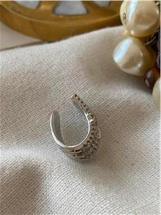 Taşlı Yıldız Desenli Kaburga Model Kıkırdak Küpe