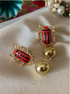 Top Sallantılı Insect Küpe