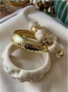 Üçlü Gold Detaylı Krem Bilezik Seti