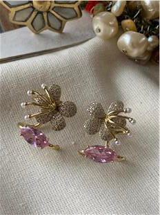 VIP 14K Pembe Taş Detaylı Çiçek Küpe