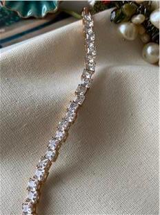 VIP Sıralı Kare Taşlı Bileklik