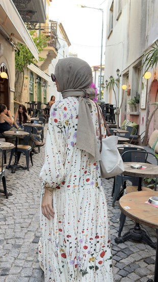 Alaçatı Elbise Çiçek Bahçesi