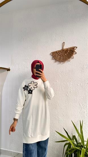 Çiçek Nakışlı Beyaz Sweat