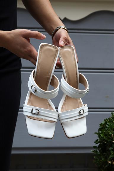 Salmon Beyaz Çift Bantlı Tokalı Topuklu Kadın Terlik