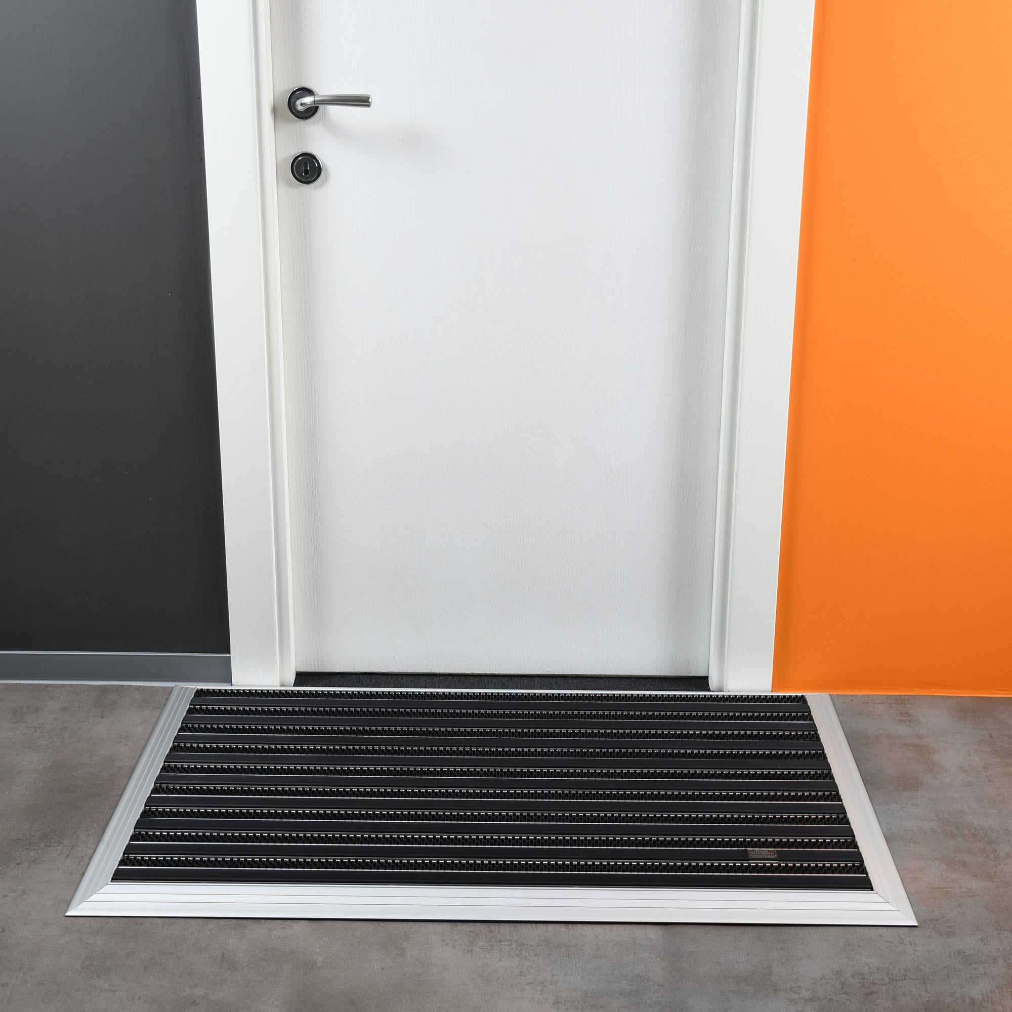 Artlines 20 mm 70X110 cm Kauçuk+Siyah Yuvarlak Fırça Yüzeyli Alüminyum Paspas