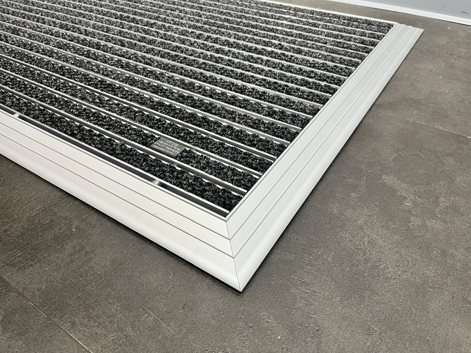 Artlines 20 mm Artnop Antrasit Halı Yüzeyli 70x110 Alüminyum Paspas