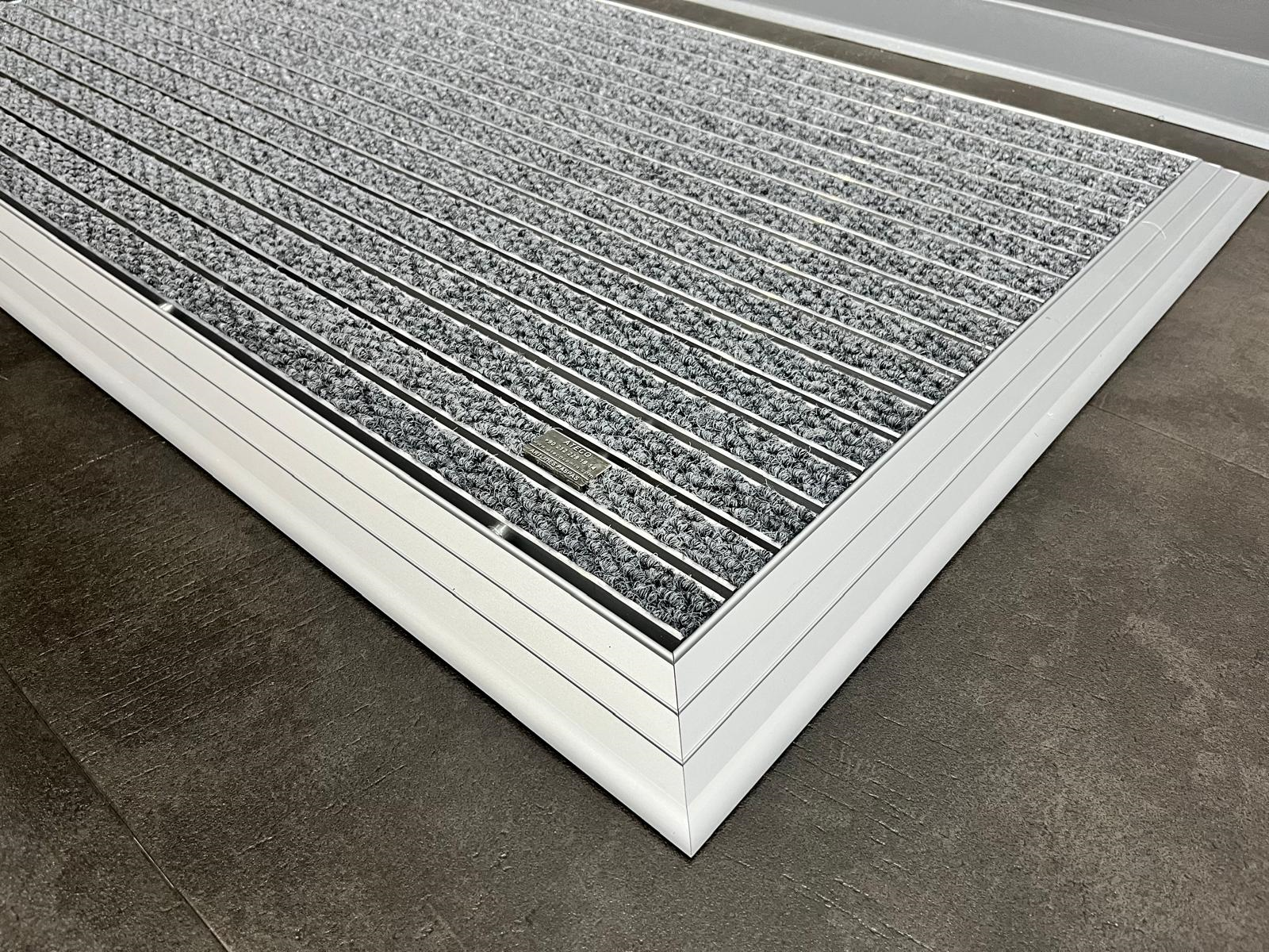 Artlines 20 mm Artnop Gri Halı Yüzeyli 70x110 Alüminyum Paspas