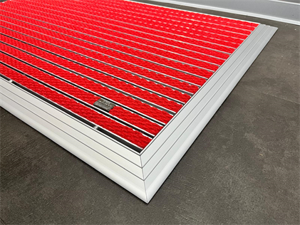 Artlines 20 mm Artnop Kırmızı Halı Yüzeyli 70x110 Alüminyum Paspas