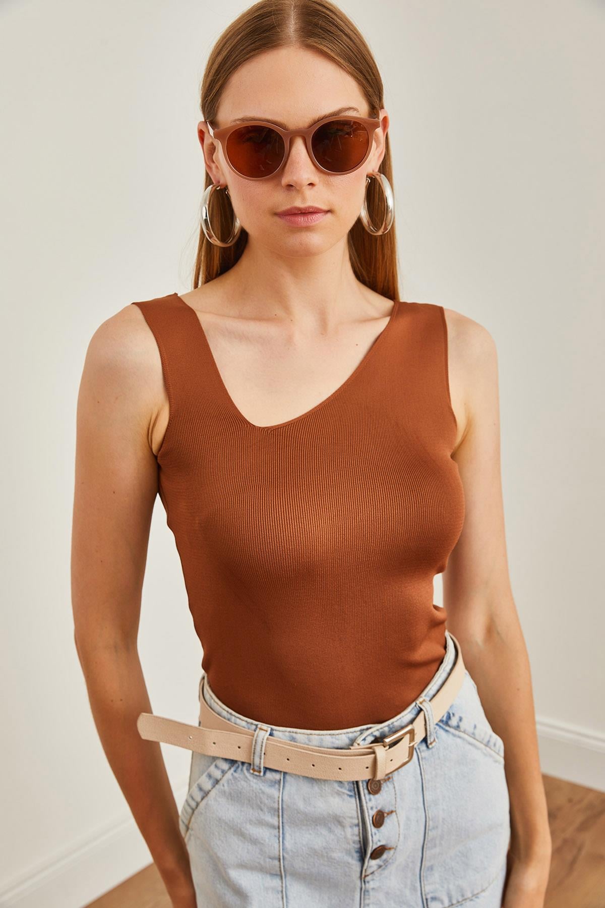 Asimetrik Yaka Crop Triko Bluz Kahverengi