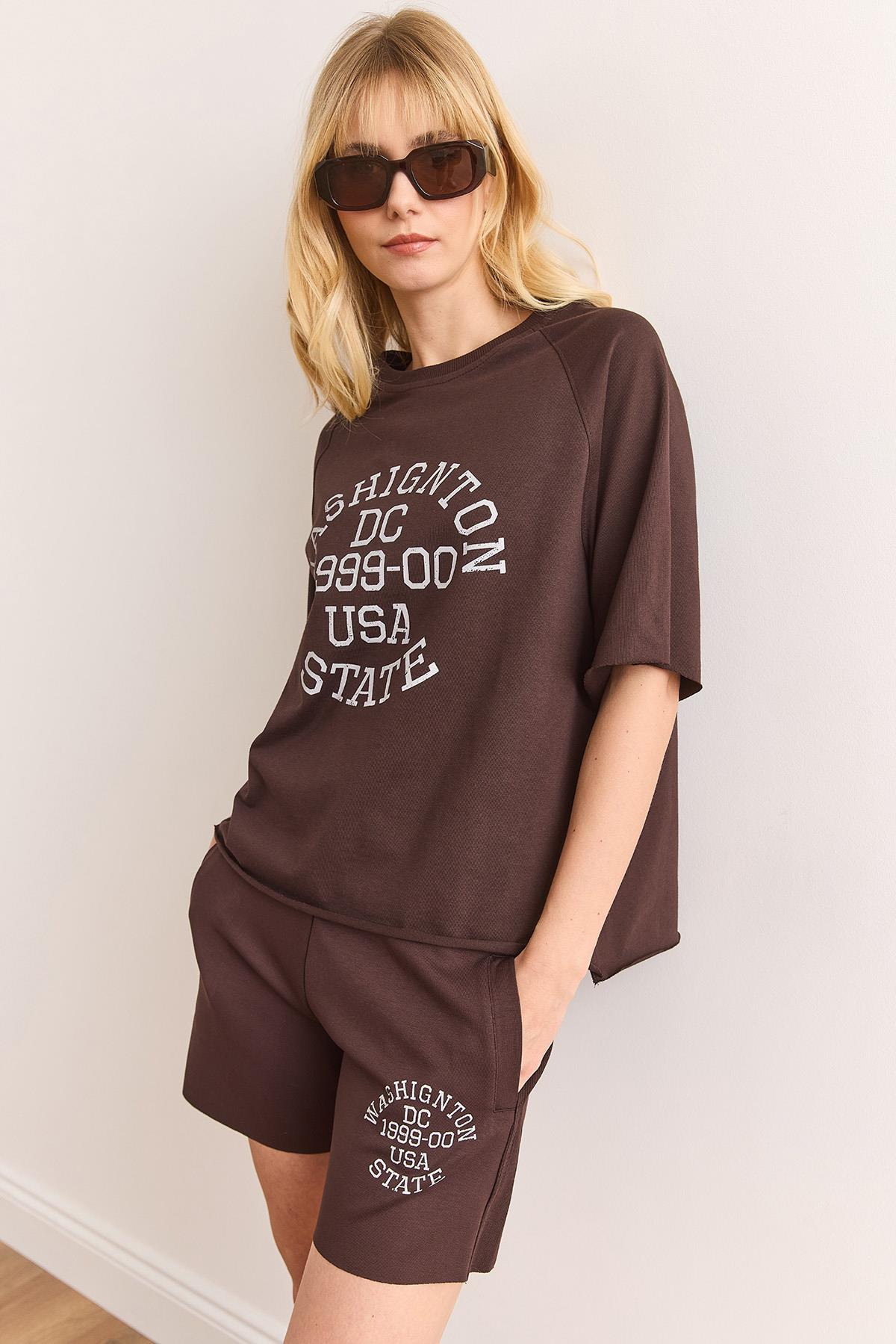 Baskılı Üst Reglan Kol Alt Cepli Şort Pamuk Eşofman Takım Kahverengi
