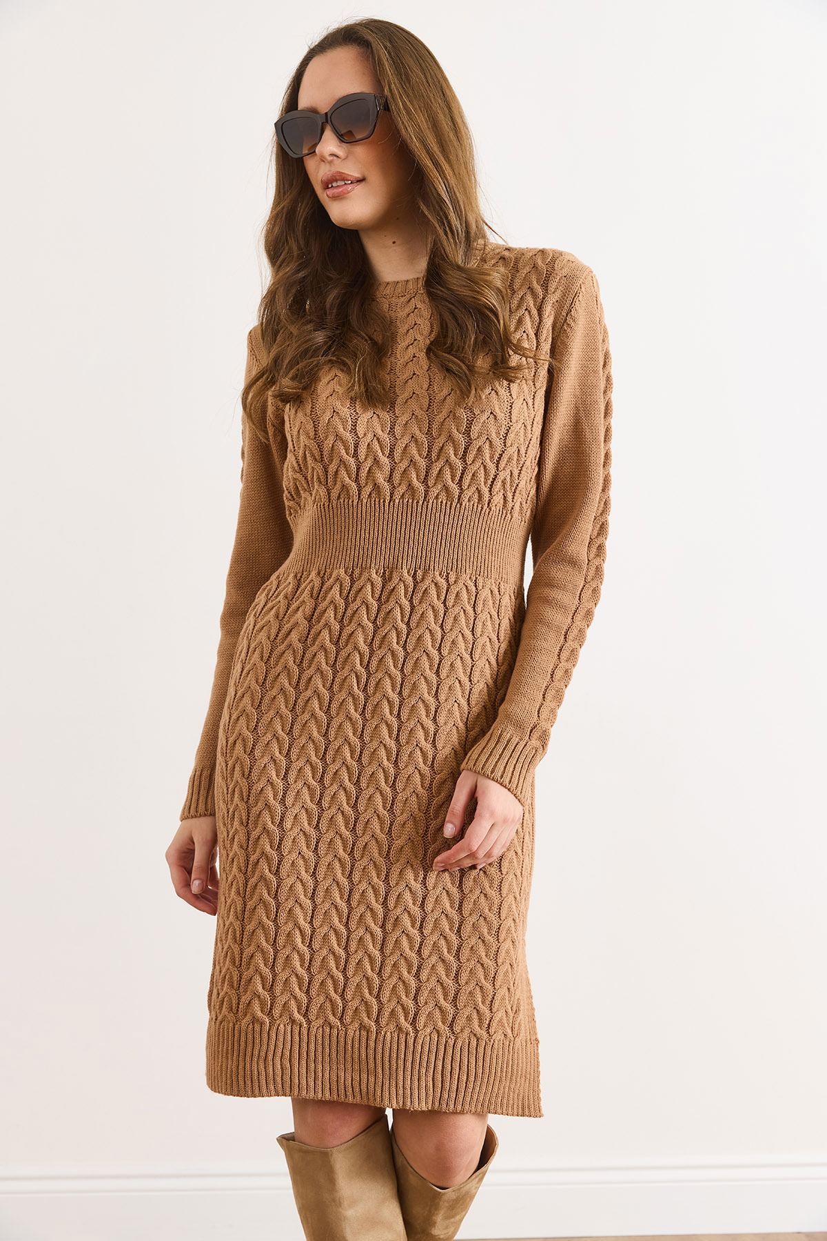Beli Bantlı Yırtmaçlı Saç Örgü Mini Elbise Camel