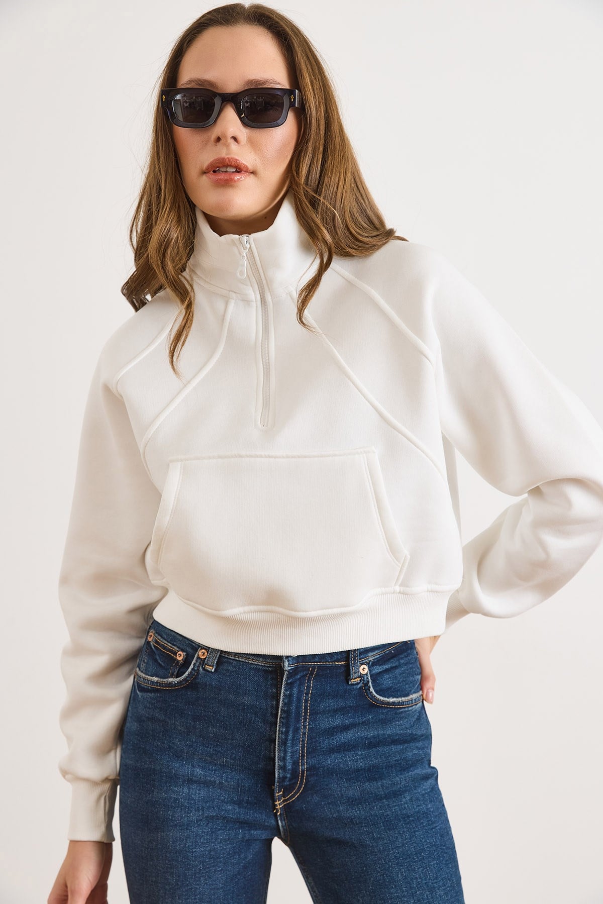 Dik Yaka Dikiş Detaylı Fermuarlı Şardonlu Crop Sweatshirt Beyaz