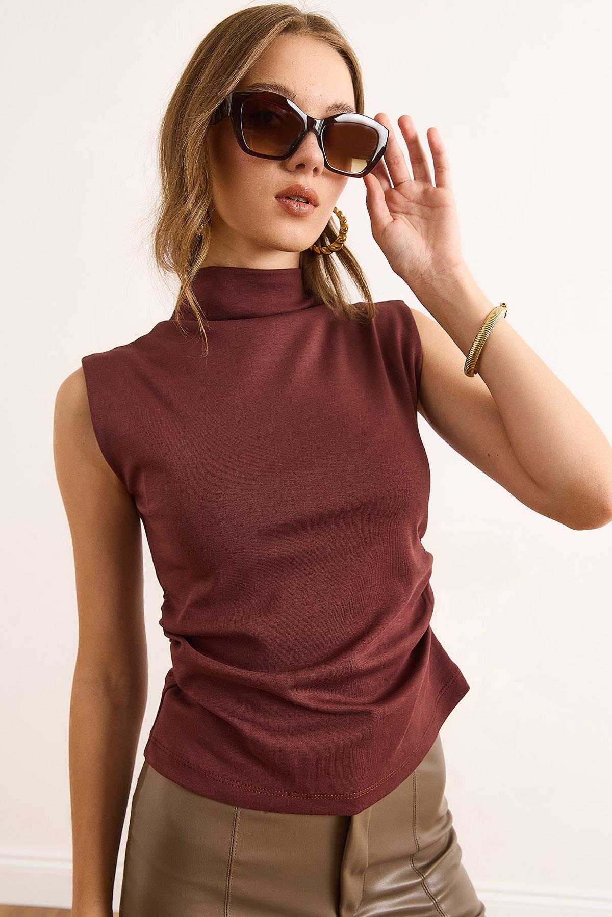 Drape Detaylı Dik Yaka İnterlok Crop Bluz Kahverengi
