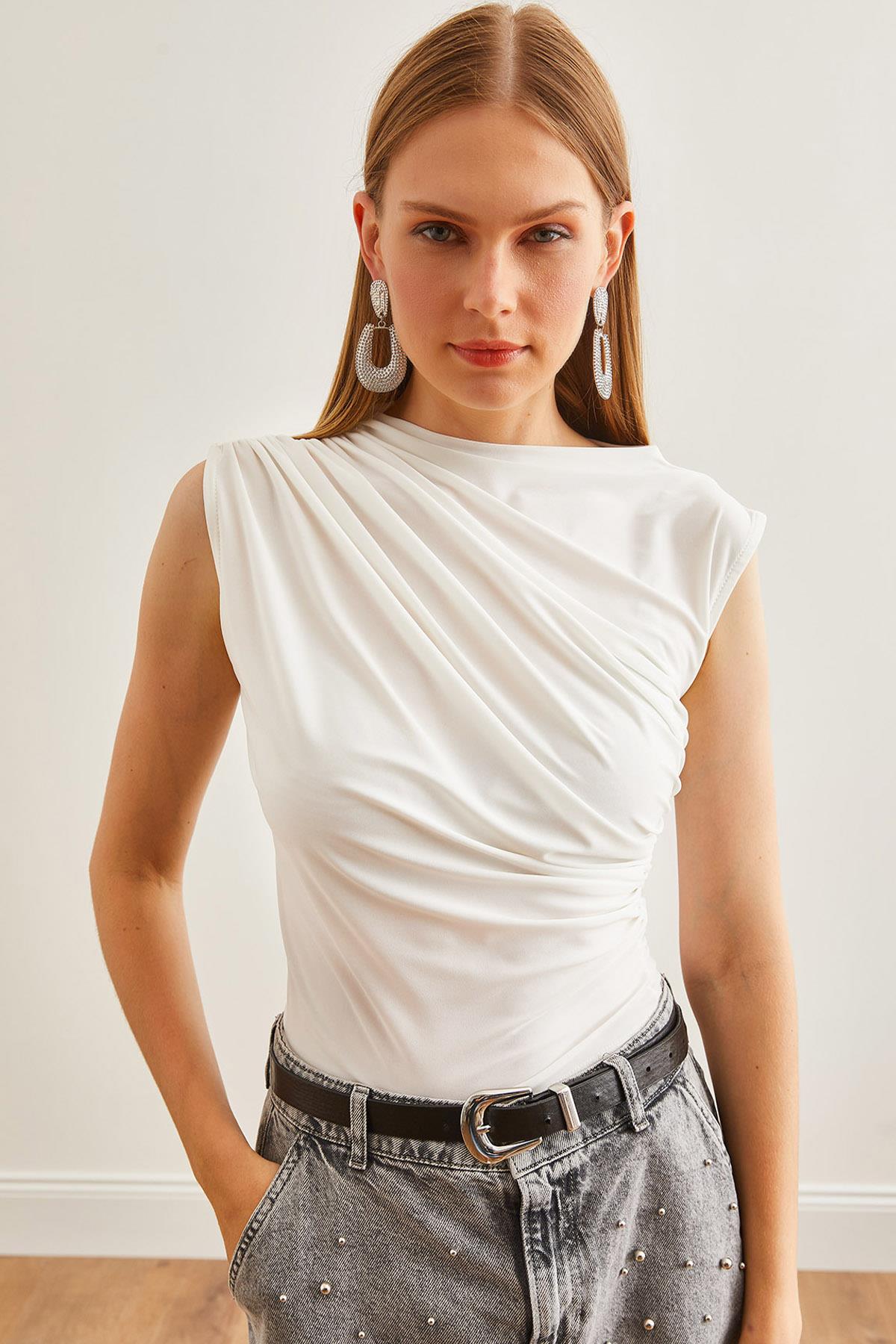 Drape Detaylı Dökümlü Bluz Beyaz