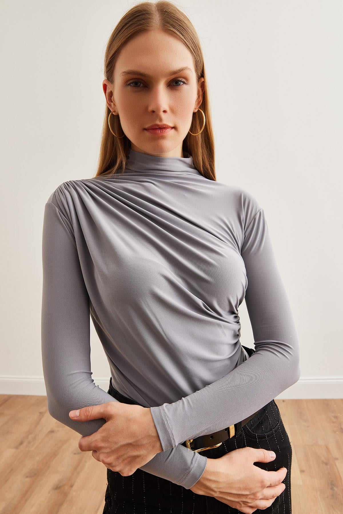 Drape Detaylı Dökümlü Şık Bluz Gri