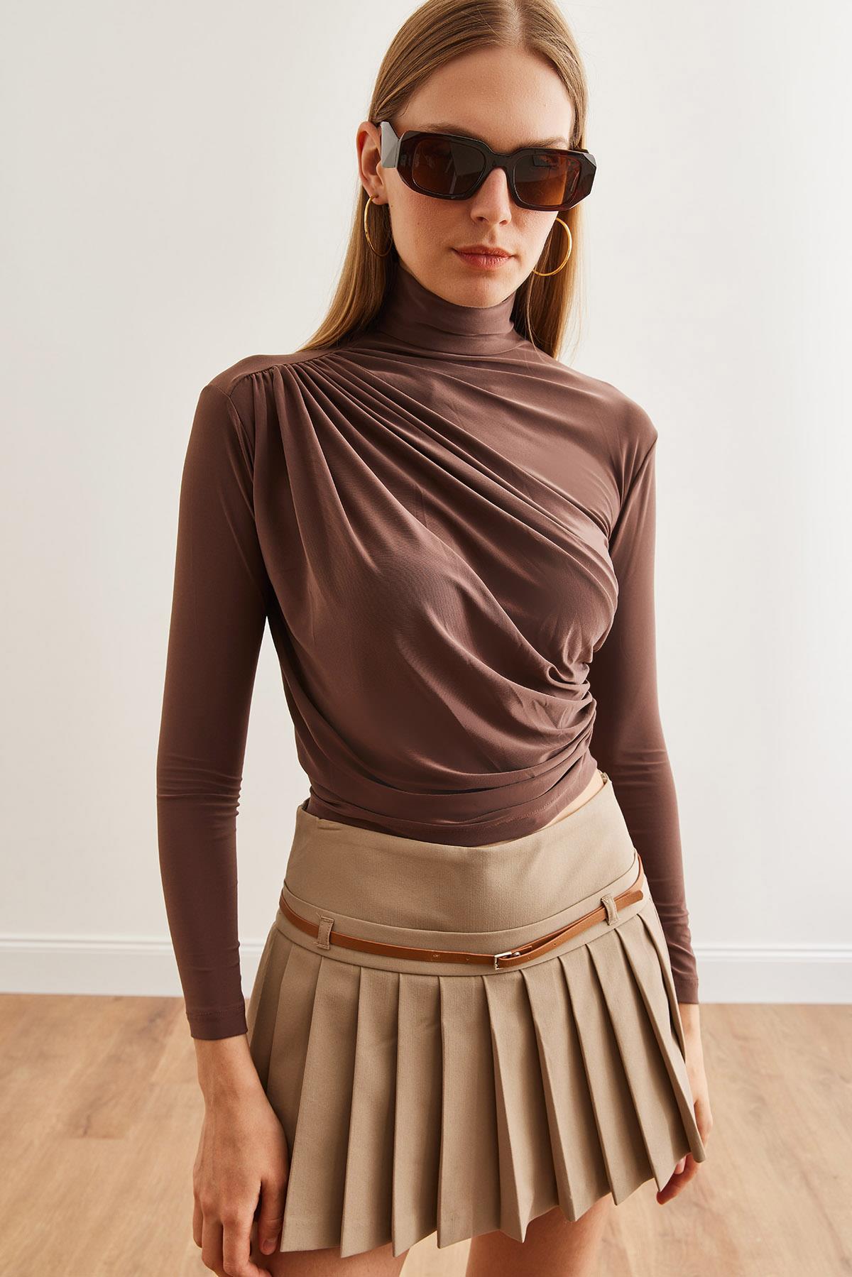 Drape Detaylı Dökümlü Şık Bluz Vizon
