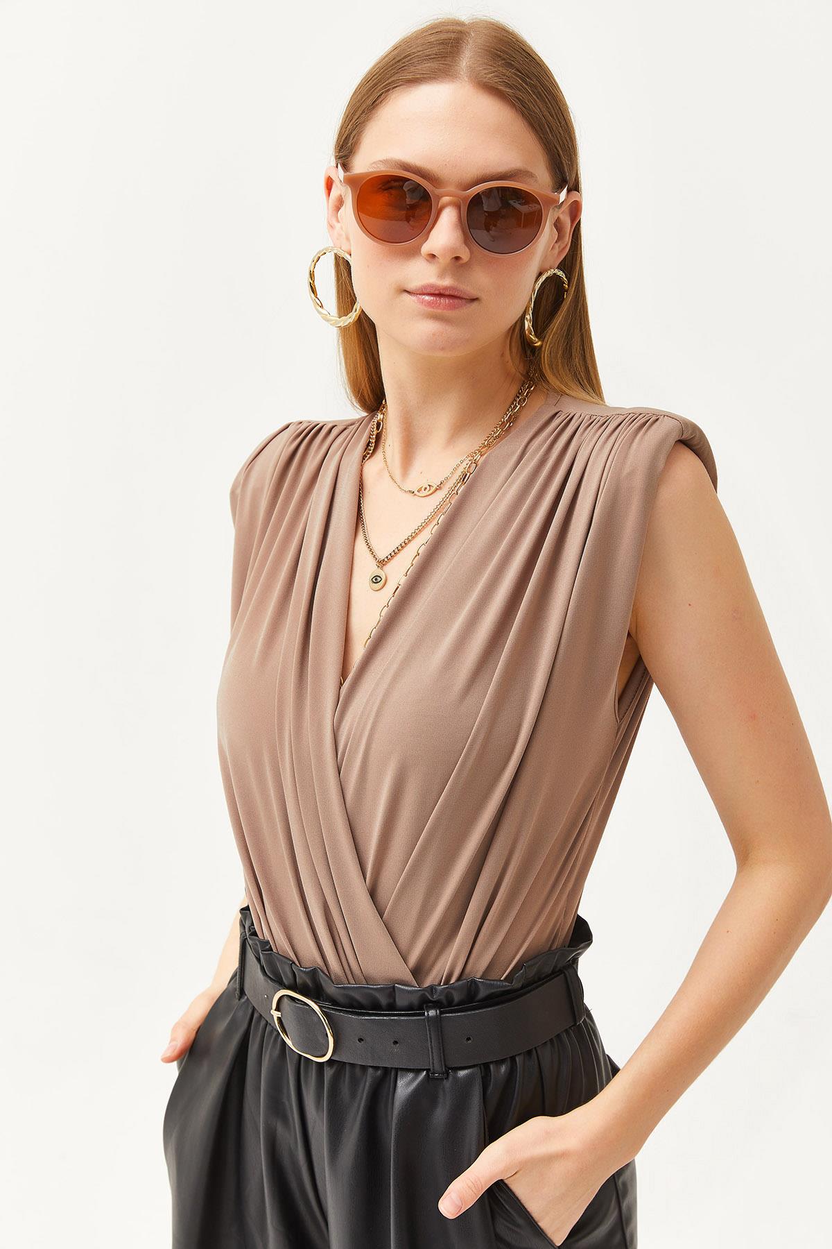 Drape Detaylı Kruvaze Yaka Altı Çıtçıtlı Bodysuit Vizon