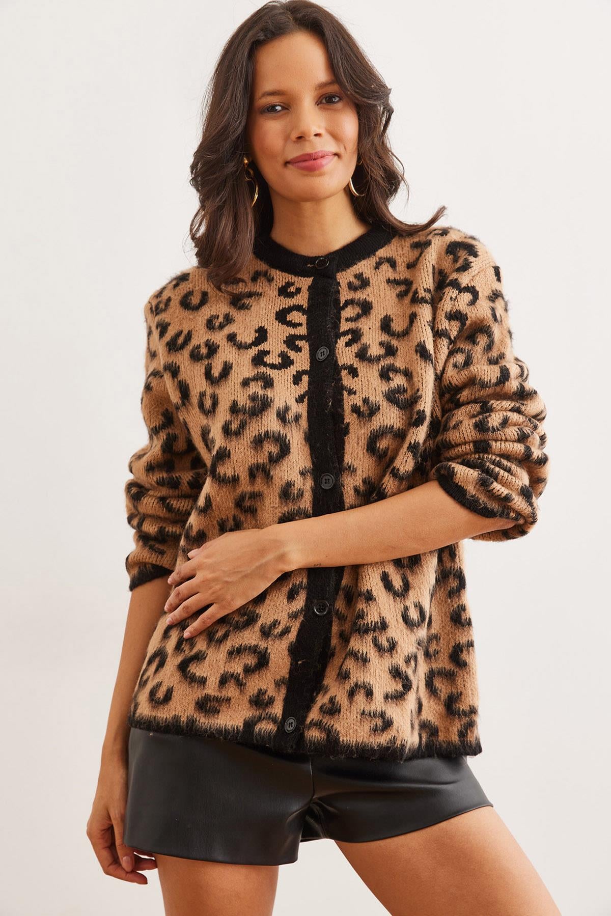 Düğmeli Şardonlu Salaş Leopar Hırka Camel