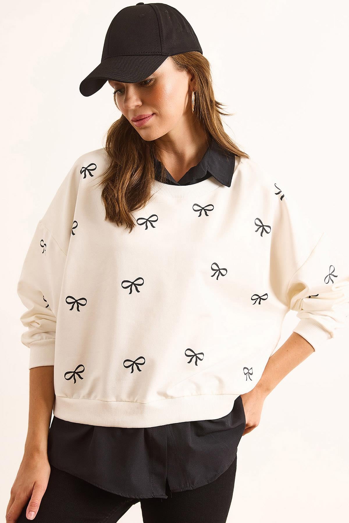 Fiyonk Baskılı Yaka Etek Gömlek Detaylı Oversize Sweatshirt Beyaz Siyah