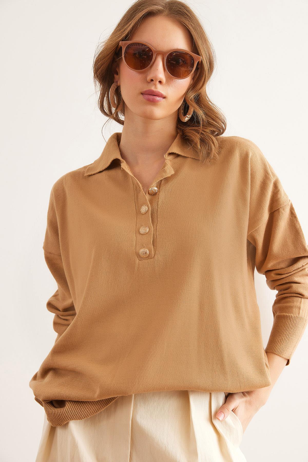 Gold Düğmeli Polo Yaka İnce Triko Kazak Camel