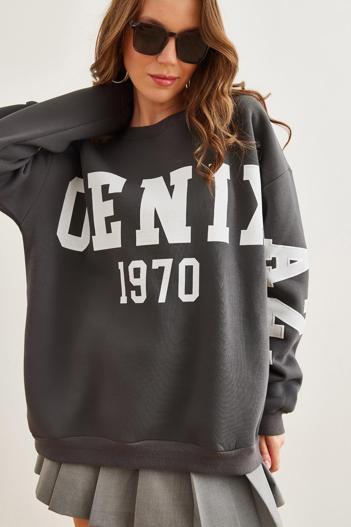 Kabartma Baskılı Oversize Şardonlu Sweatshirt Füme