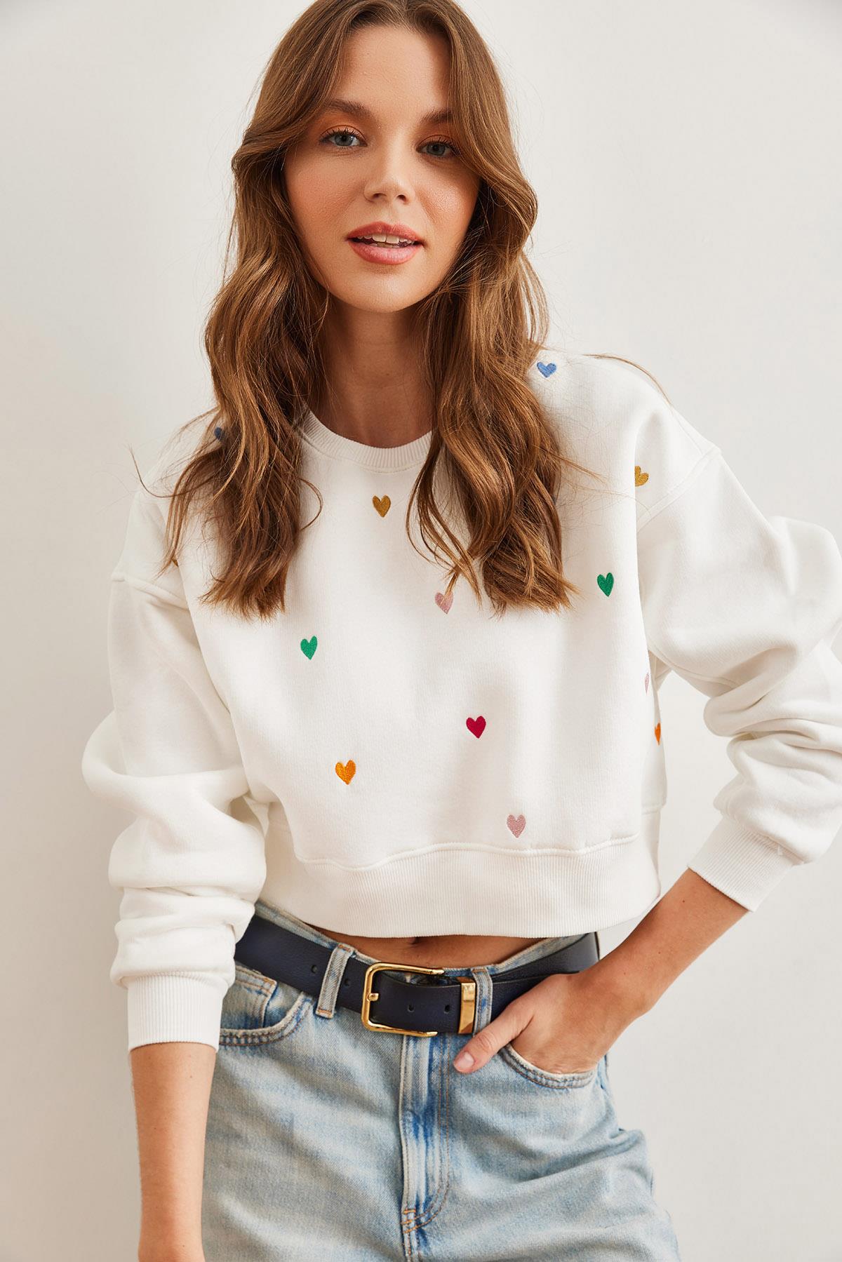 Kalp Nakışlı Şardonlu Crop Kalın Sweatshirt Beyaz