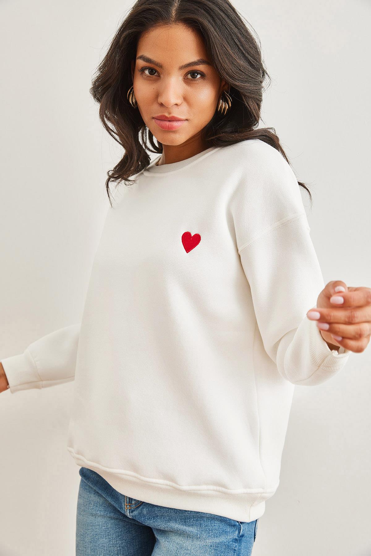 Kalp Nakışlı Şardonlu Kalın Sweatshirt Beyaz