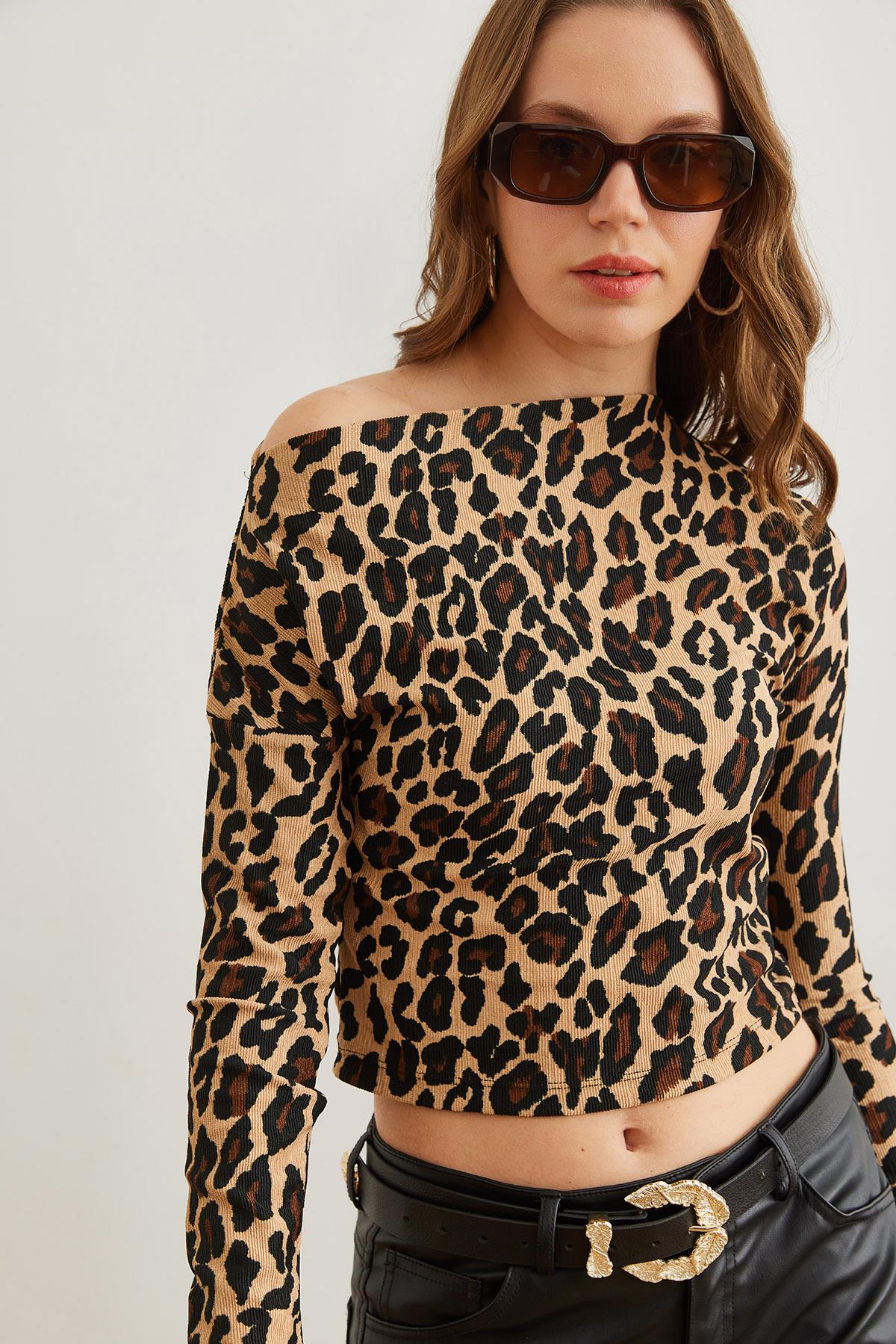 Kayık Yaka Fitilli Leopar Crop Bluz Bej