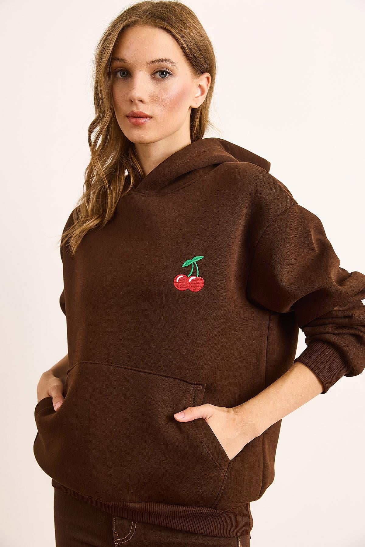 Kiraz Nakışlı Kapüşonlu Şardonlu Sweatshirt Kahverengi