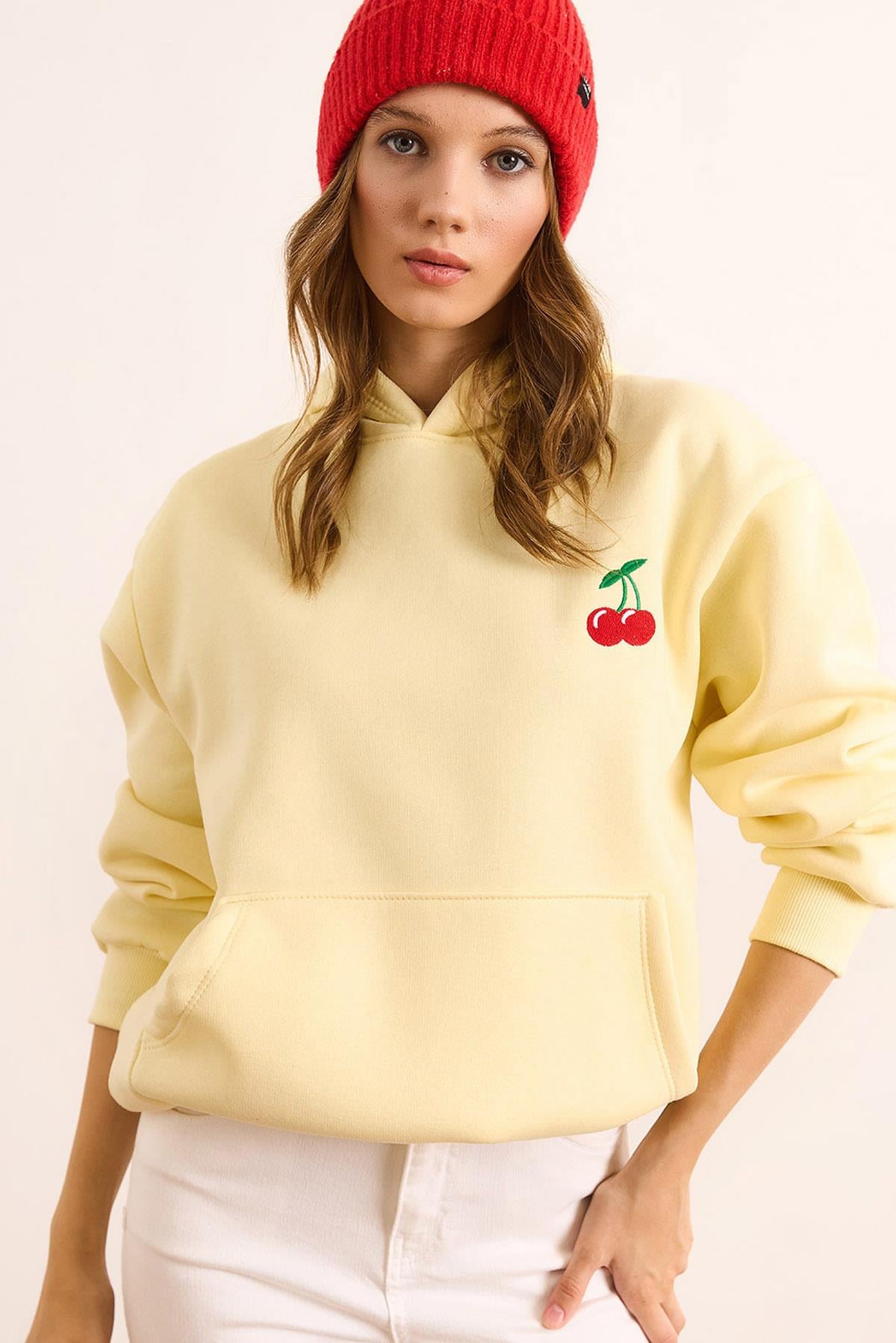 Kiraz Nakışlı Kapüşonlu Şardonlu Sweatshirt Sarı