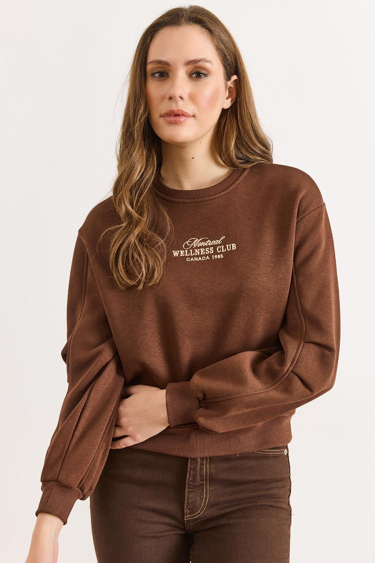 Kol Detaylı Nakışlı Şardonlu Sweatshirt Acı Kahve