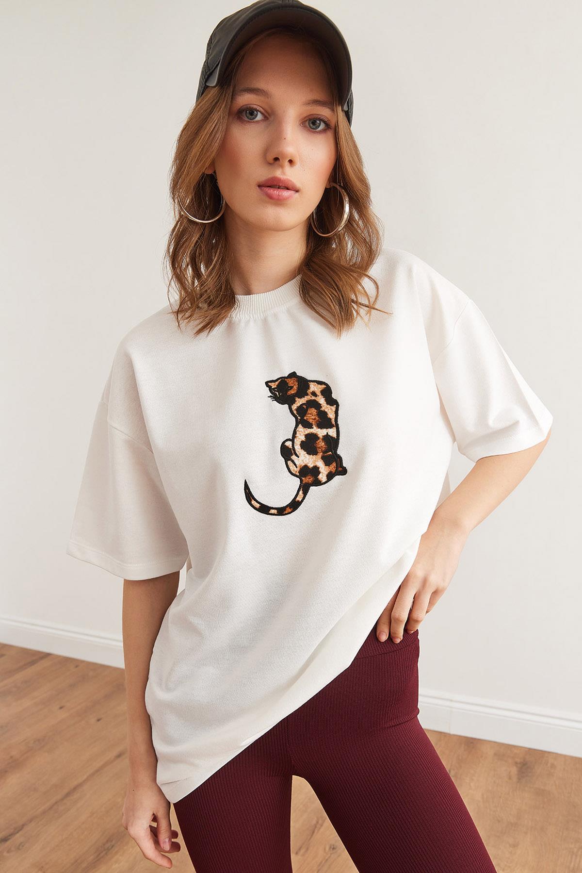Leopar Aplikeli Boyfriend 2 İp Tişört Beyaz