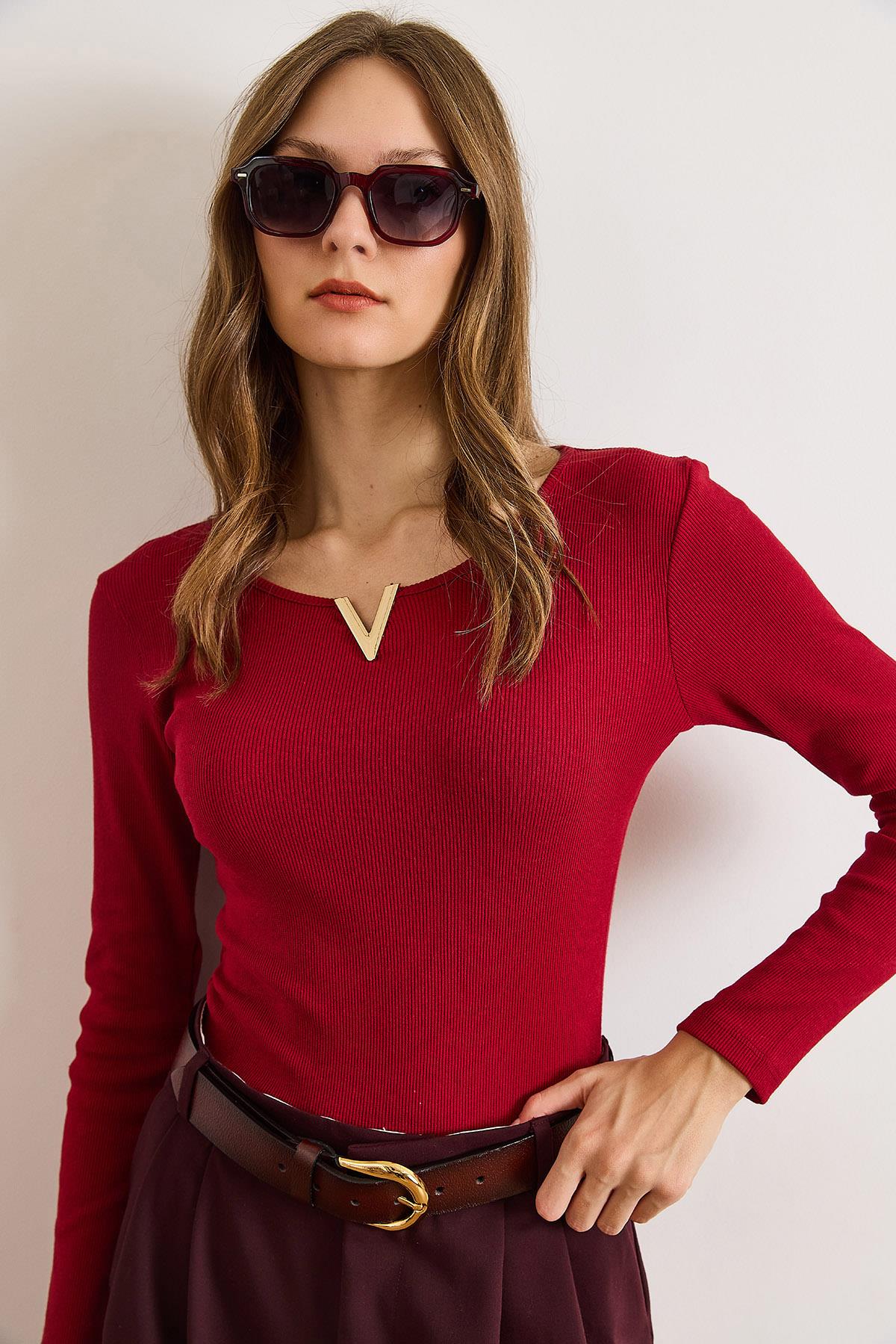 Metal V Detaylı Esnek Kaşkorse Bluz Bordo