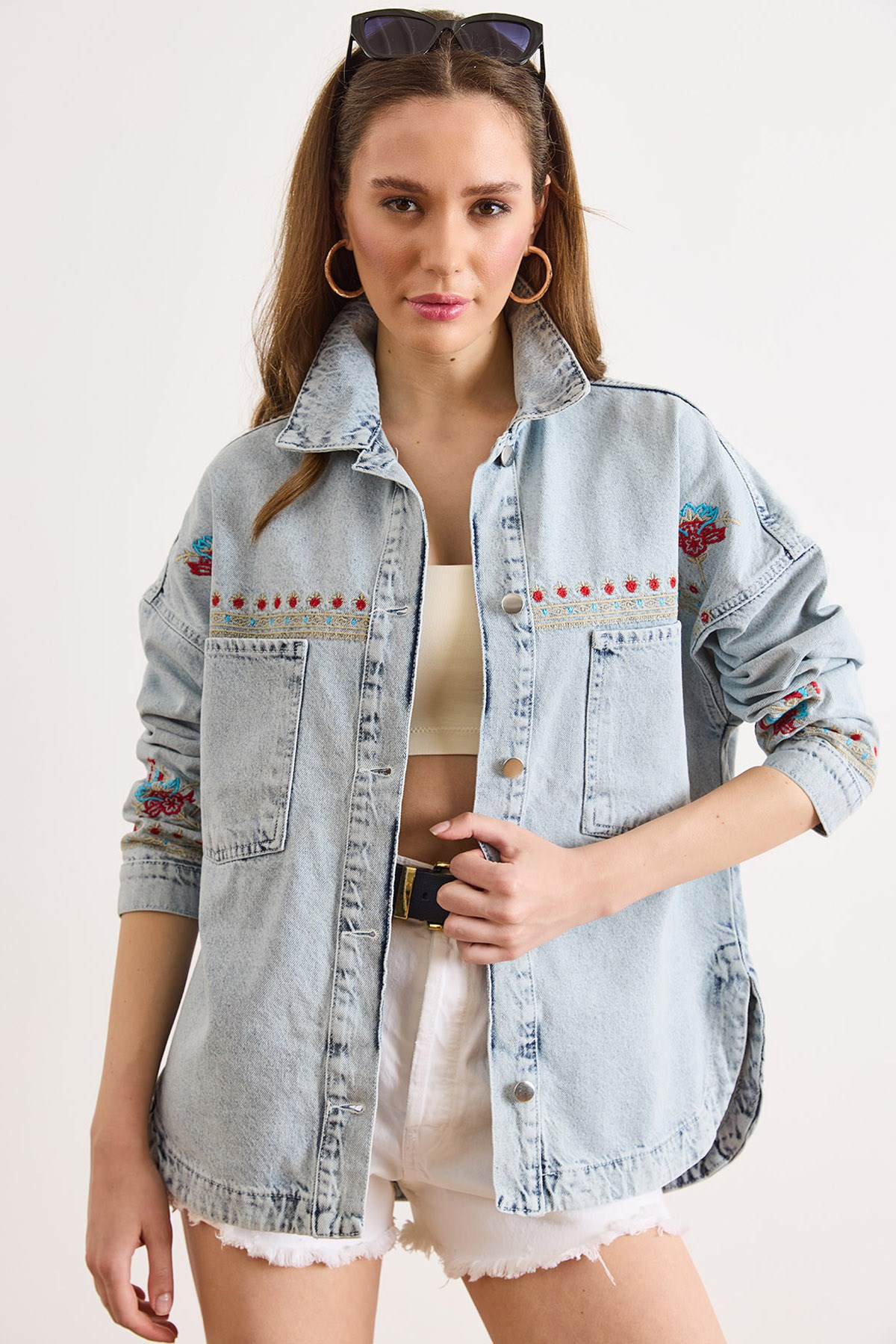 Ön Arka Çiçek Nakış Detaylı Yıkanmış Denim Ceket Açık Mavi