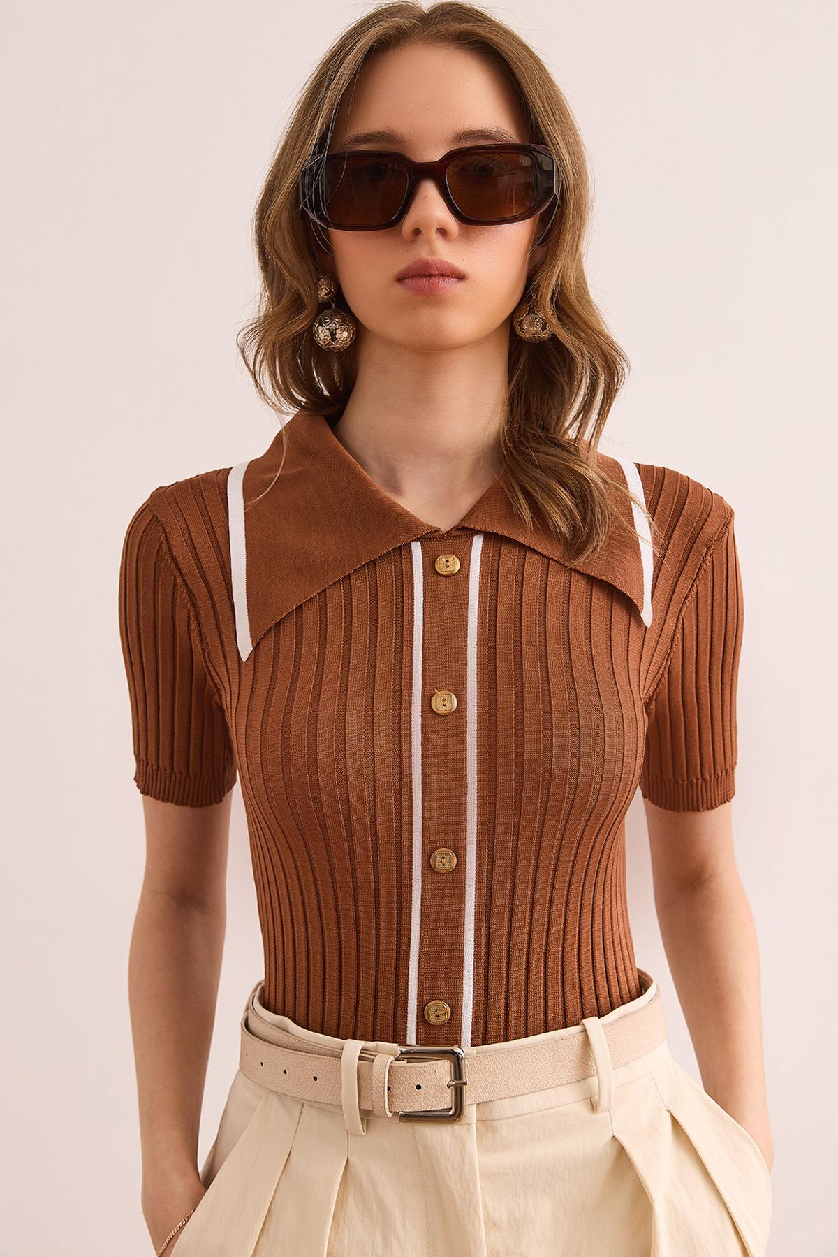 Polo Yaka Düğme Detaylı Crop Triko Bluz Deve Tüyü